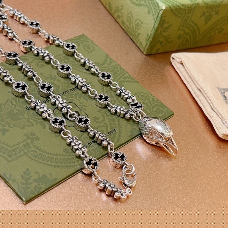 G*u*i necklaces